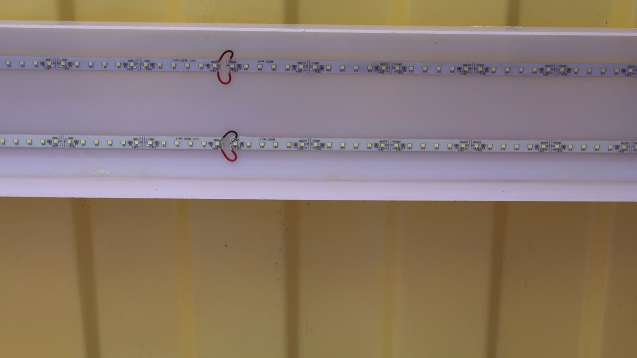 천장에 led 전구가 있습니다. 위치는 컨테이너 집입니다. 오른쪽에서 왼쪽으로 입니다.