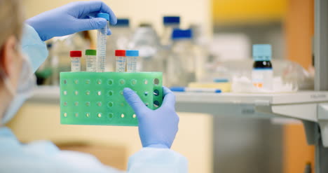 científico examinando tubos en el laboratorio