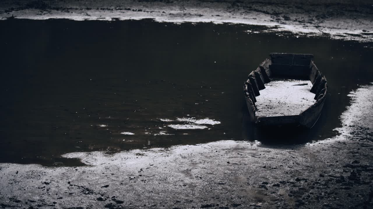 얕은 물과 호수에 깨진 나무 보트