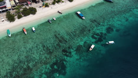 Colorful-Boats-And-House-Structures-At-The-Shoreline-Of-Gili-Meno-Island-In-Indonesia