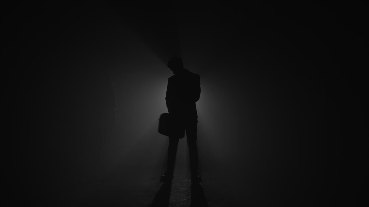 악수로 서류 가방을 교환하는 부패한 사업가의 실루엣