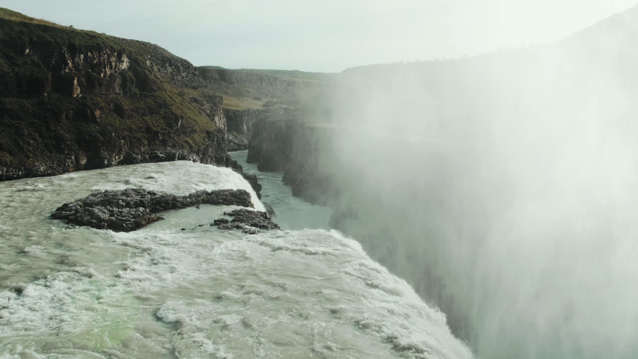 굴포스 (gullfoss) - 아이슬란드의 유명한 황금 폭포, 바위 사이로 흐르는 하비타 협곡, 물 안개, 증기가 아오르는 곳.