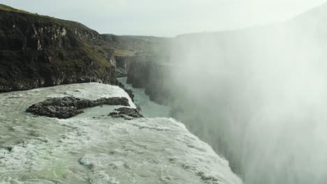 Gullfoss-Island,-Berühmter-Goldener-Wasserfall,-Der-Zwischen-Der-Felsschlucht-Hvita-Fließt,-Wassernebeldampf-Steigt-Auf