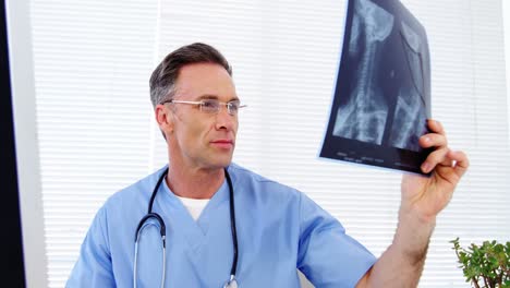 Médico-Masculino-Examinando-Una-Radiografía