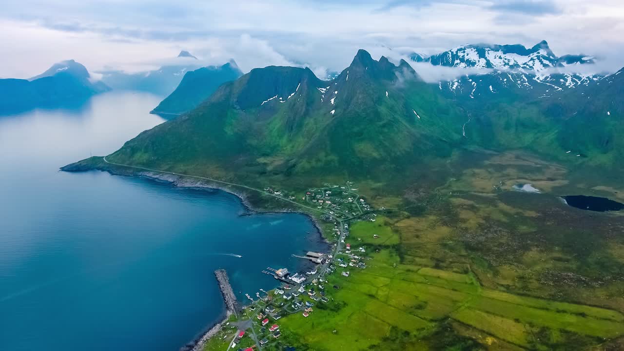 mefjordvar, isla de senja. hermosa naturaleza noruega paisaje natural mefjord.