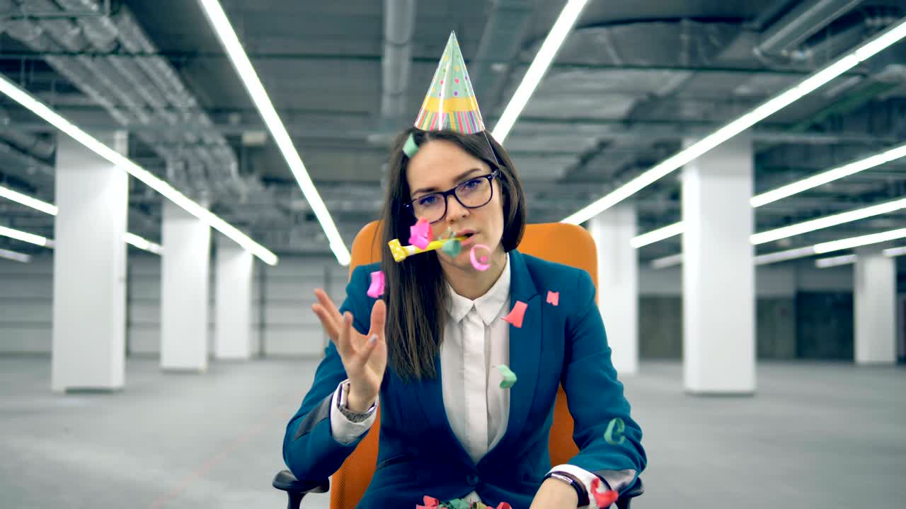 un empleado lanza confeti mientras suena un silbato. concepto de cumpleaños solitario.