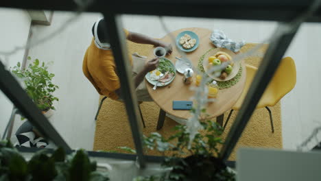 hombre desayunando en casa