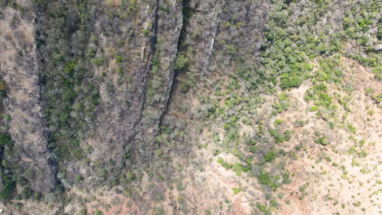 granja tierras agrícolas paisaje rural pueblo rústico del norte de kenia-bosque verde vista aérea y concepto de tecnología ambiental