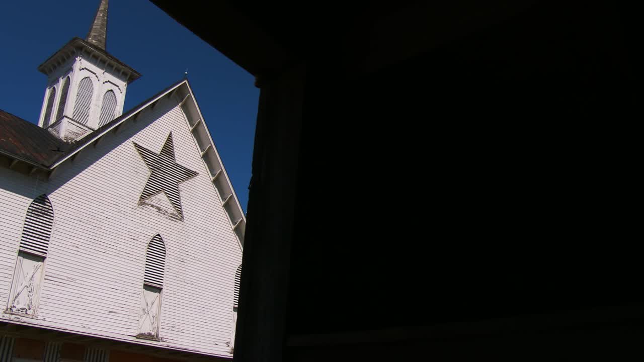 펜실베니아 시골에 있는 흰색 아미쉬 스타일 헛간에는 별과 같은 펜타그램이 그려져 있습니다 1