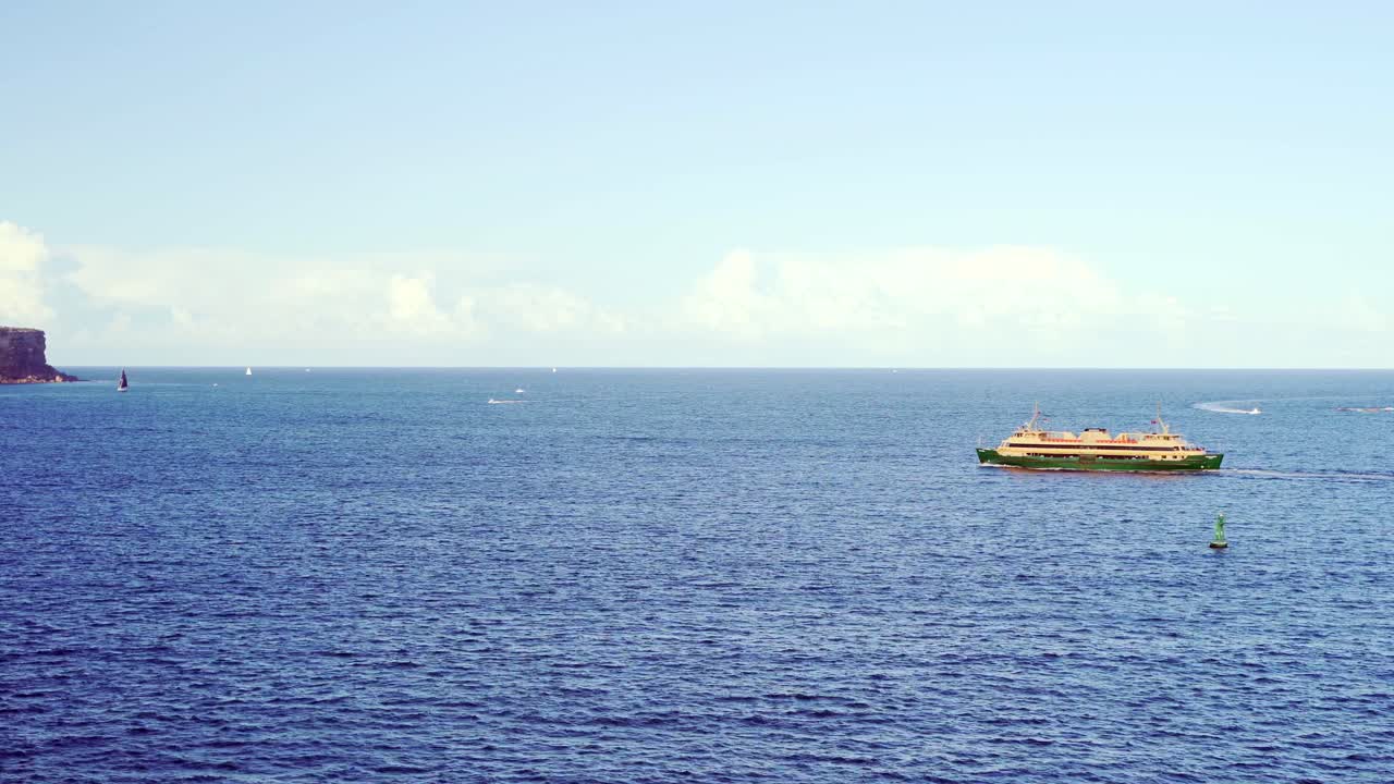 여객선이 바다를 건너고 있다