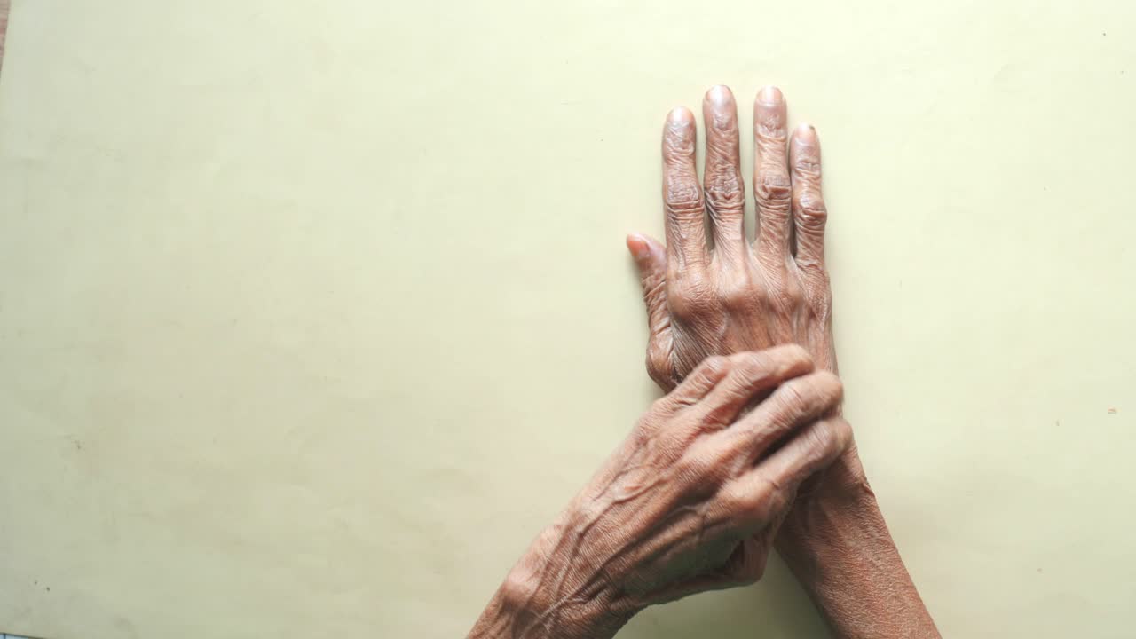 cerca de las manos de los ancianos