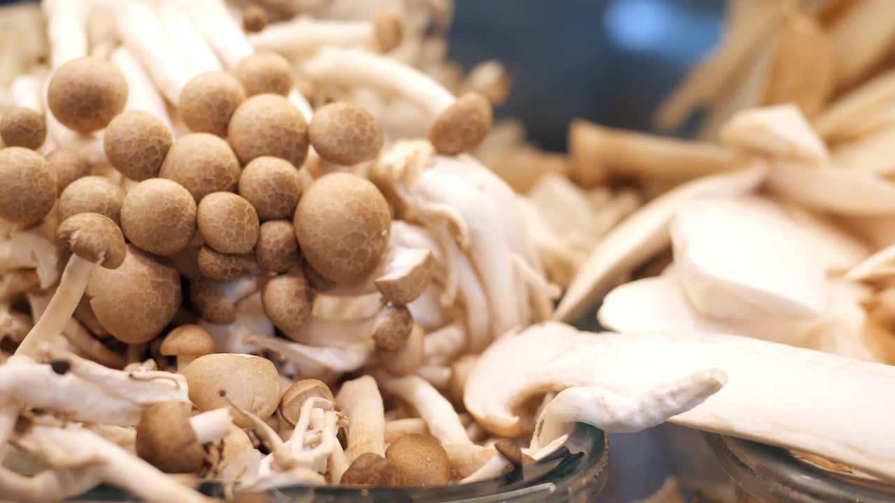 cogumelos misturados na prancha de cortar ,