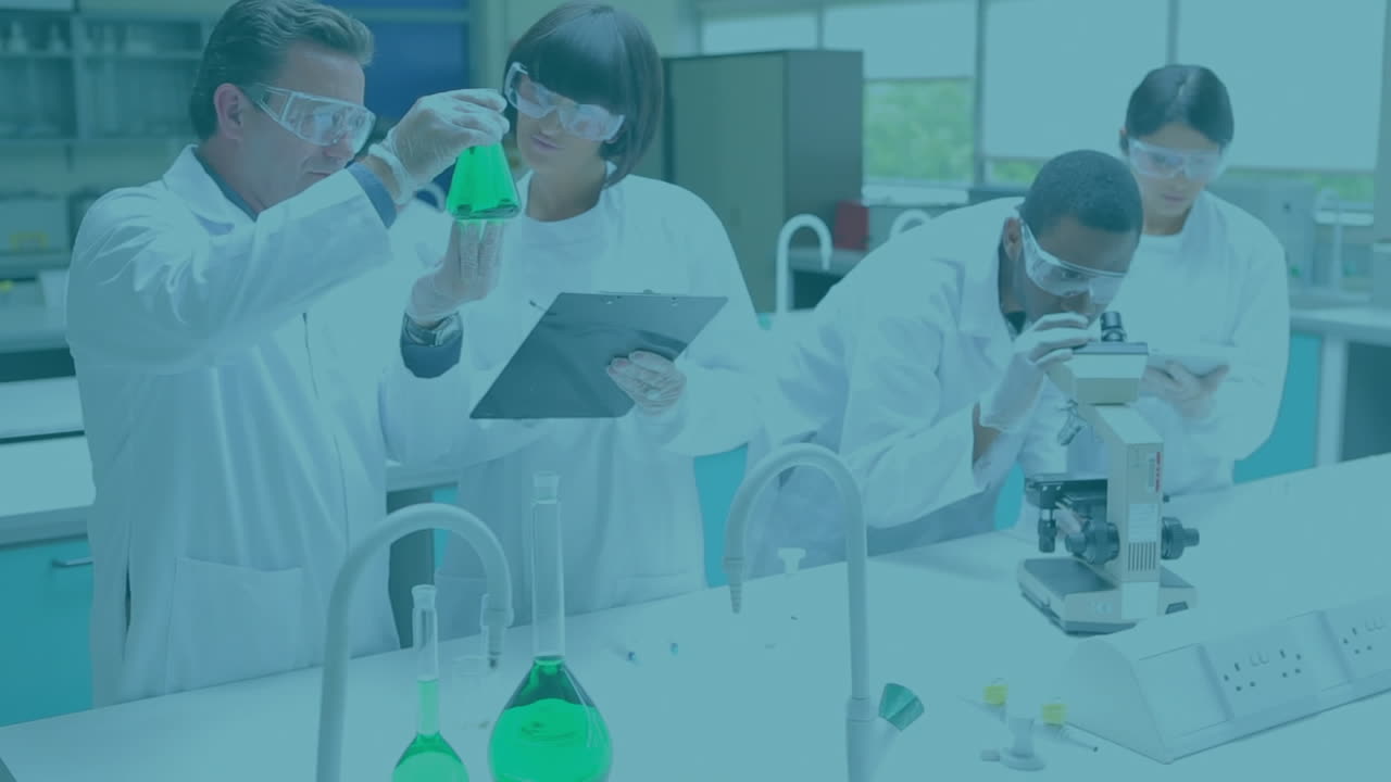 animación de múltiples moléculas flotantes sobre investigador multirracial trabajando en el laboratorio