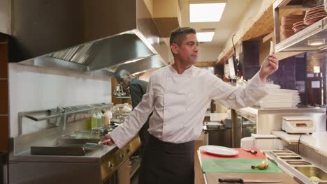 Hombre-Caucásico-Cocinando-En-La-Cocina