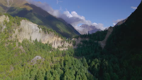 paisaje de la palmera de nepal ruta manang, disparo de avión no tripulado vegetación circuito de annapurna, montañas y colinas 4k