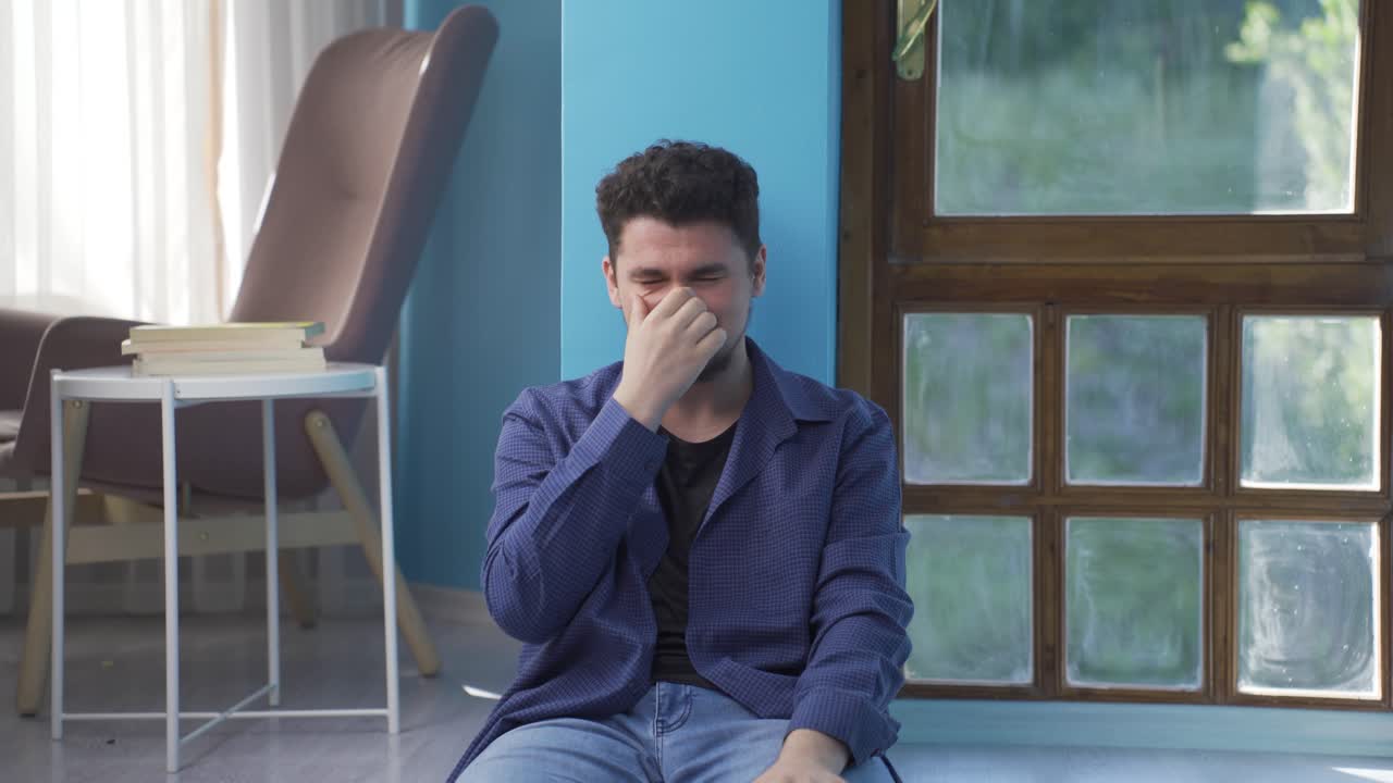 벽  ⁇ 에 앉아 있는 사람은 자기 자신에게 화를 내고 있습니다.