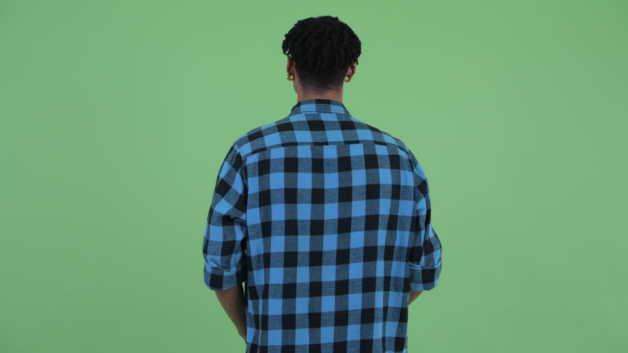 행복한 젊은 잘생긴 아프리카 스터 남자 dreadlocks