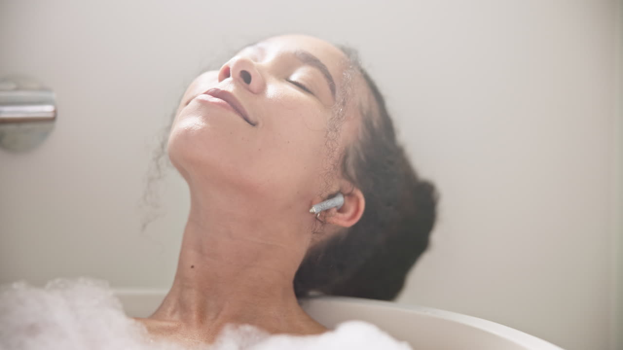 음악, 얼굴 또는 행복한 여성은 호텔에서 목욕