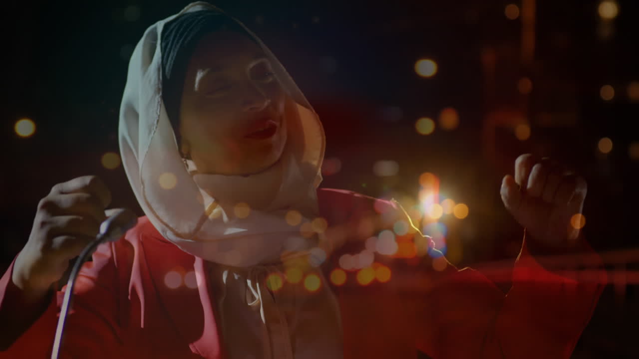 animación de una mujer asiática en hijab usando un micrófono sobre el paisaje urbano