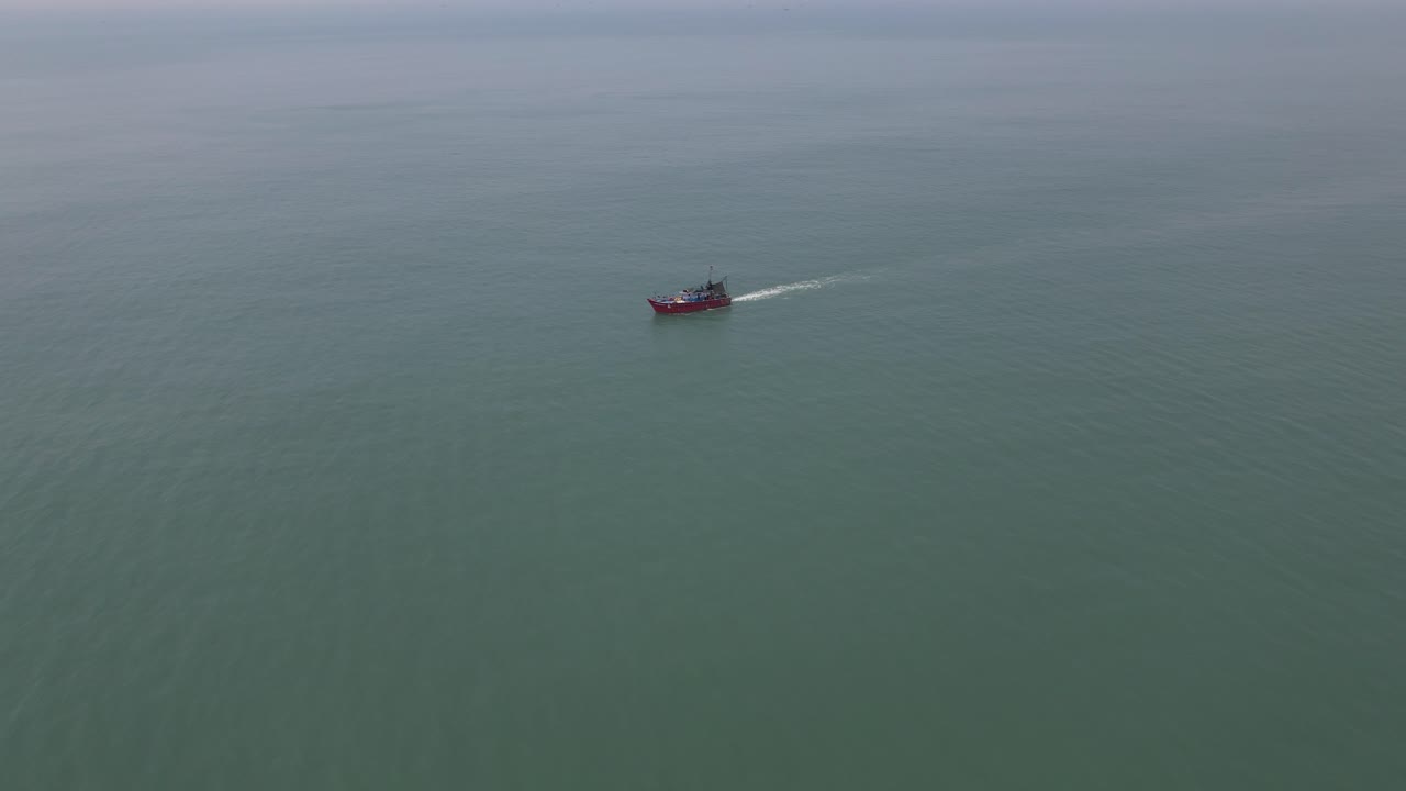 fotografía aérea de un barco de pesca en medio del mar pescando