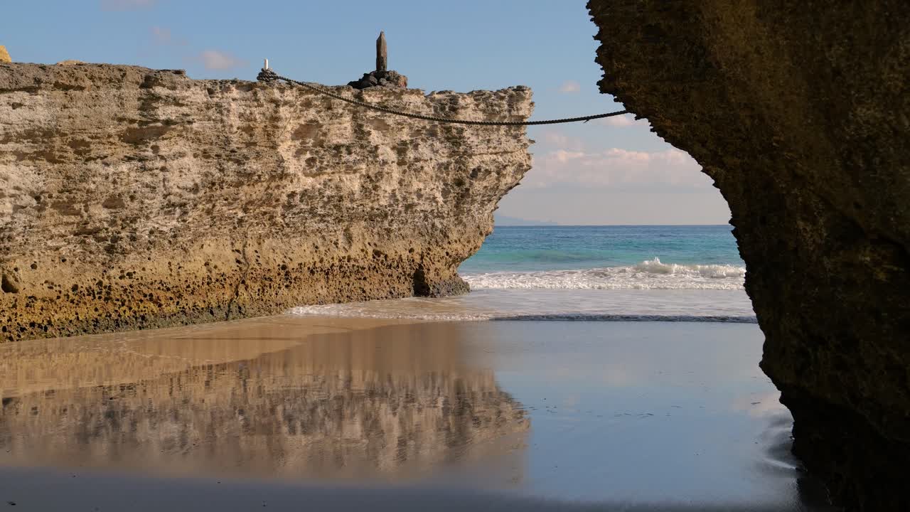 tranquilo y relajante paisaje oceánico al aire libre con rocas y olas rodando lentamente en una pequeña ensenada