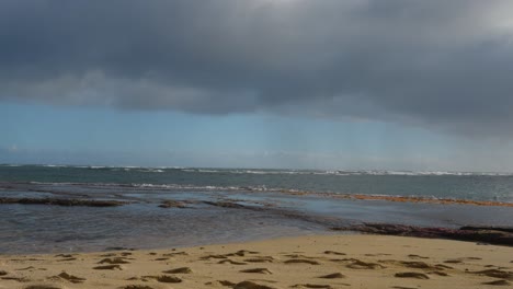 una plataforma de nubes tormentosa se eleva sobre la playa y las piscinas costeras de la marea en la isla de oahu hawai cerca de diamond head