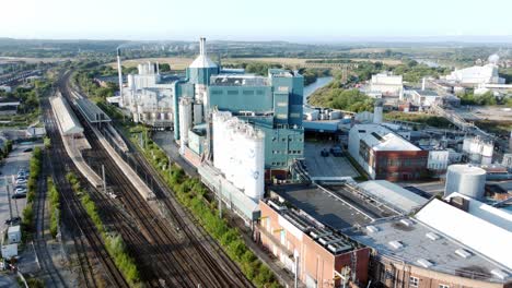 fábrica de fabricación de productos químicos industriales junto a warrington bank quay vías de tren vista aérea levantándose