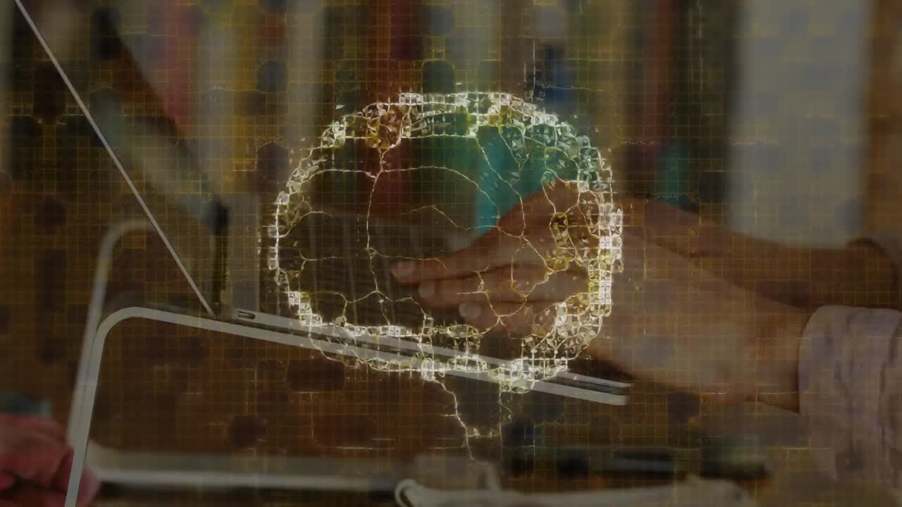 animación del cerebro humano girando sobre la mujer usando una computadora portátil