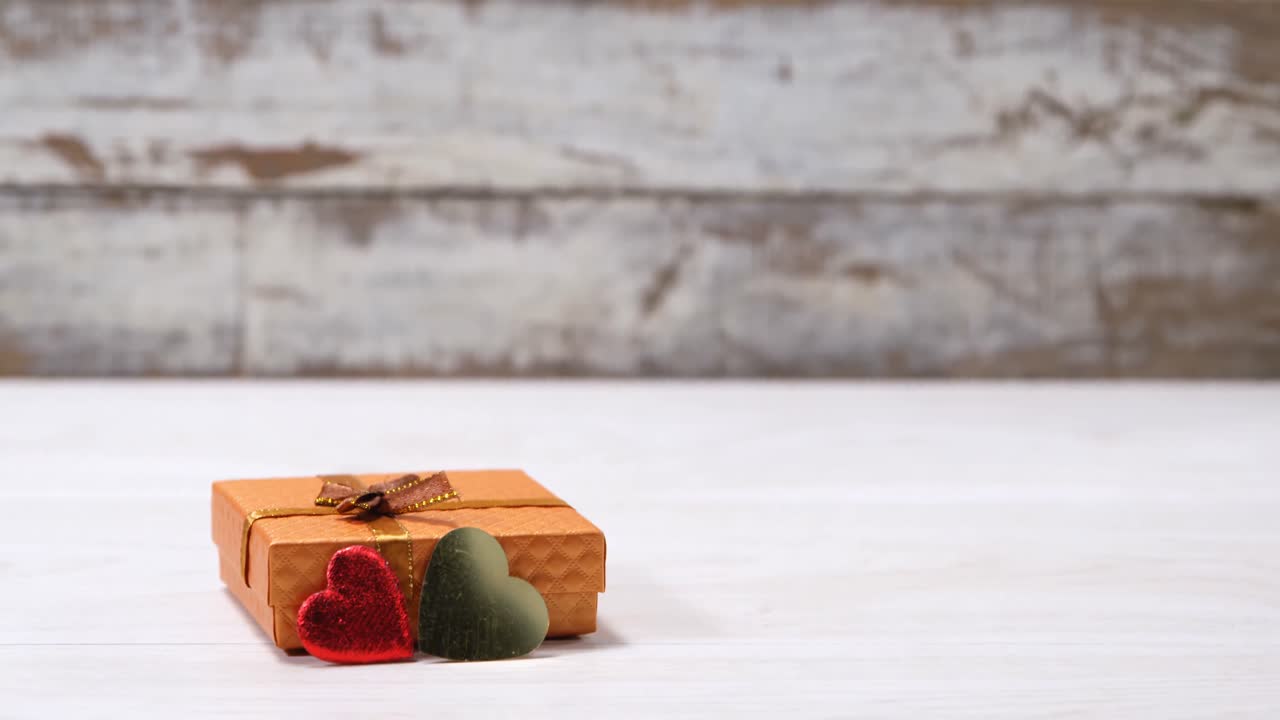 ⁇ 색 표면에 빨간색과 녹색의 심장 모양의 금색 선물 상자 4k