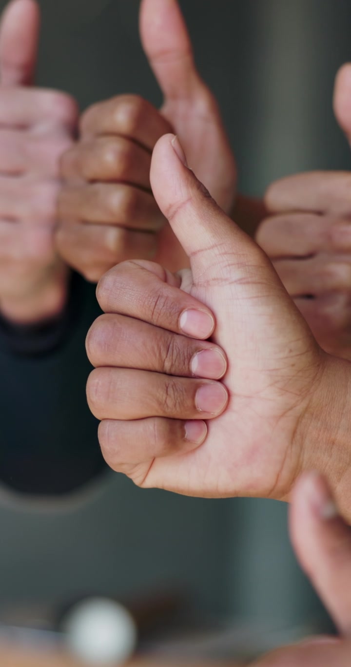 Grupo diverso de personas dando el pulgar arriba juntas