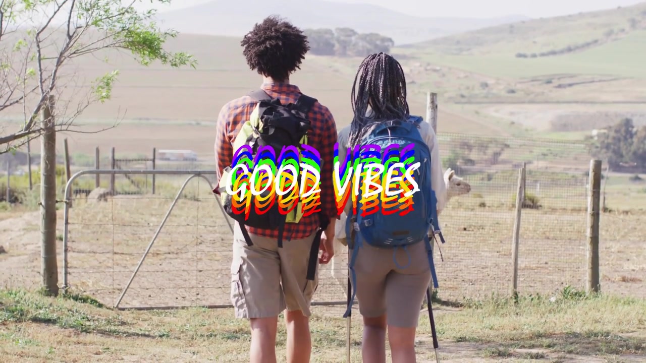 Video verticale: Escursionisti con zaini che camminano, bastone verso un cancello in un campo, GOOD VIBES in evoluzione, alpaca.