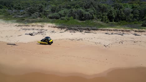 Equipo-Salvavidas-Haciendo-Una-Ronda-De-Patrulla-En-La-Playa,-NSW,-Australia