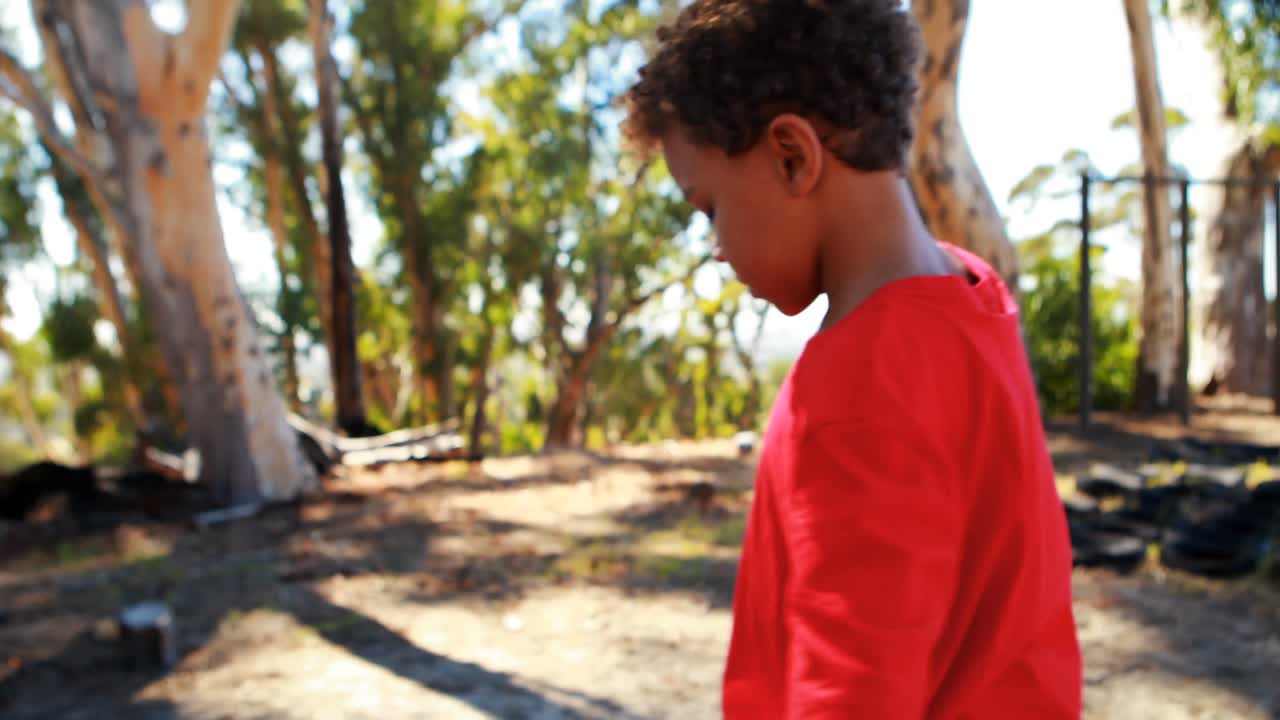 menino caminhando sobre um obstáculo