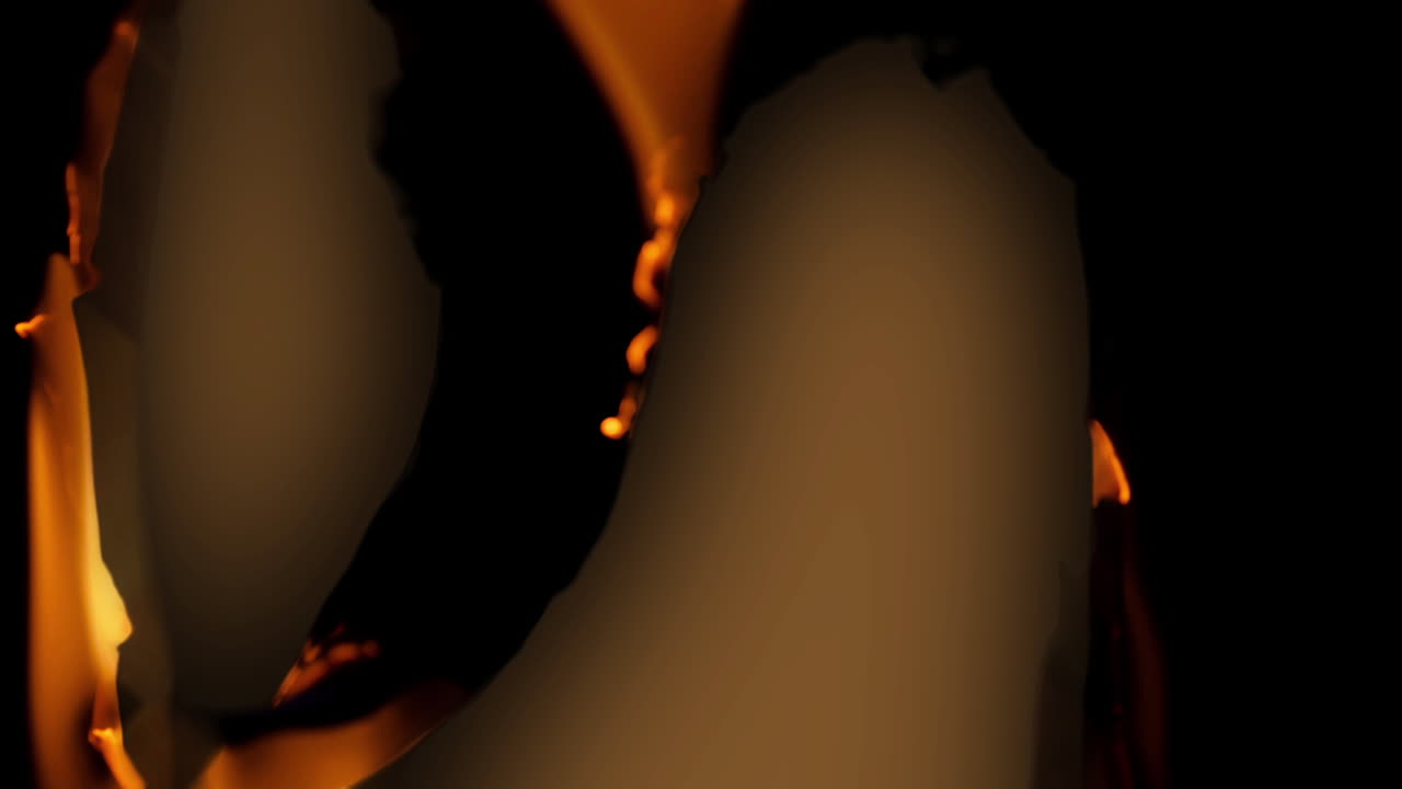 Effetto fuoco astratto con bordi brucianti su sfondo nero