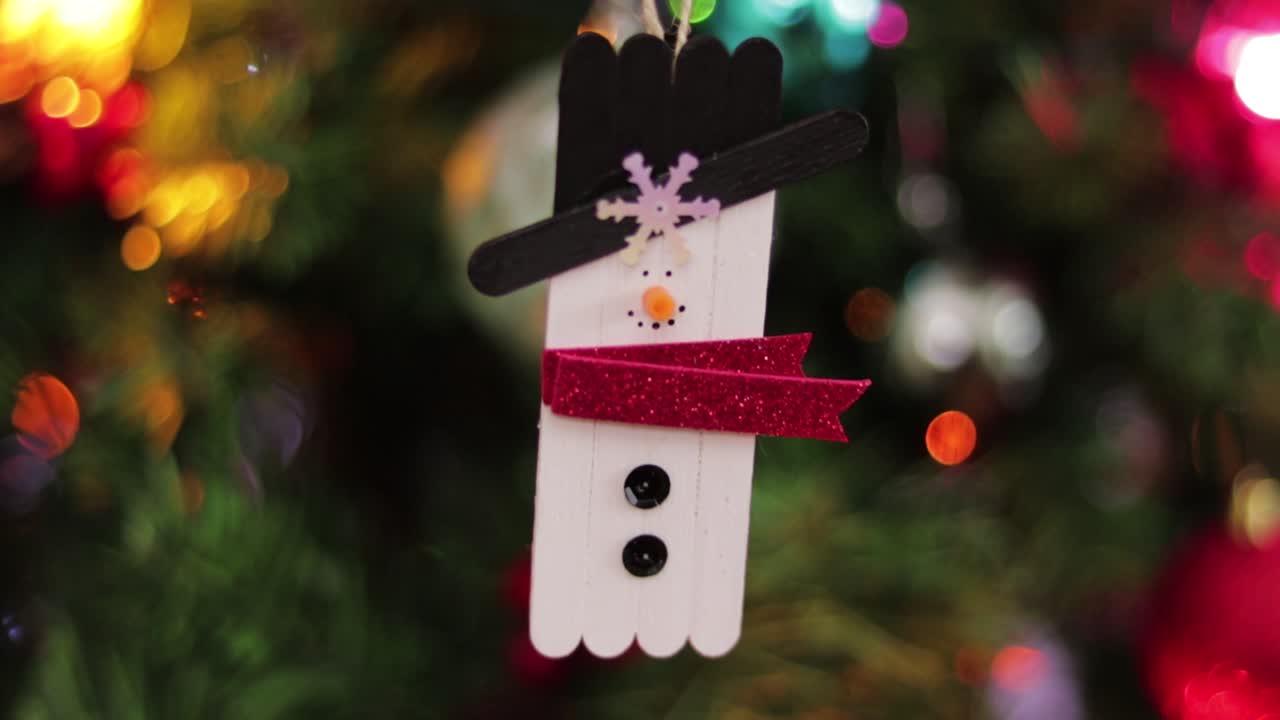 아이스바를 매달아 만든 눈사람