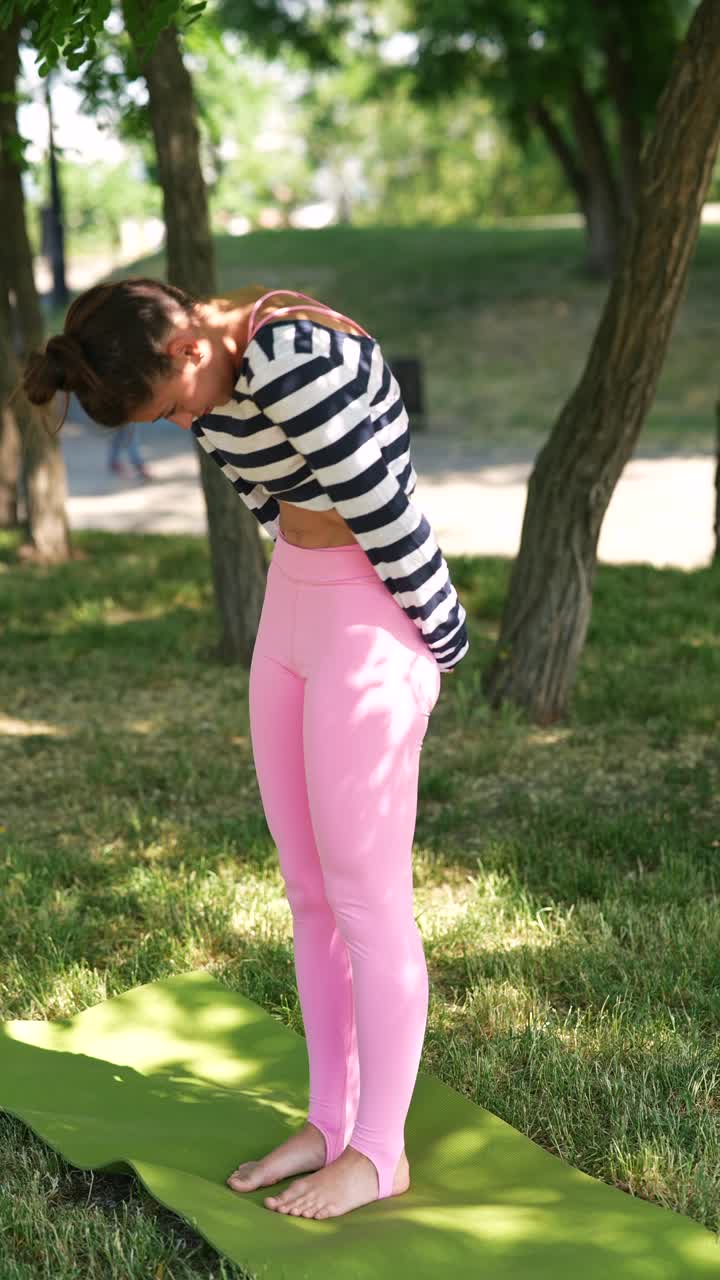 mujer practicando yoga en un parque