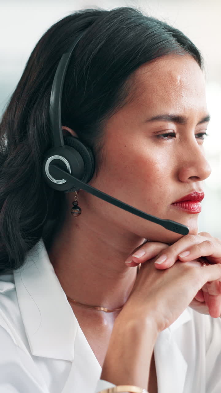 Donna concentrata con cuffie che lavora come addetta al servizio clienti