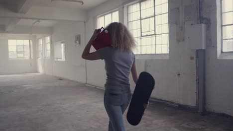 mujer joven de moda en un almacén abandonado