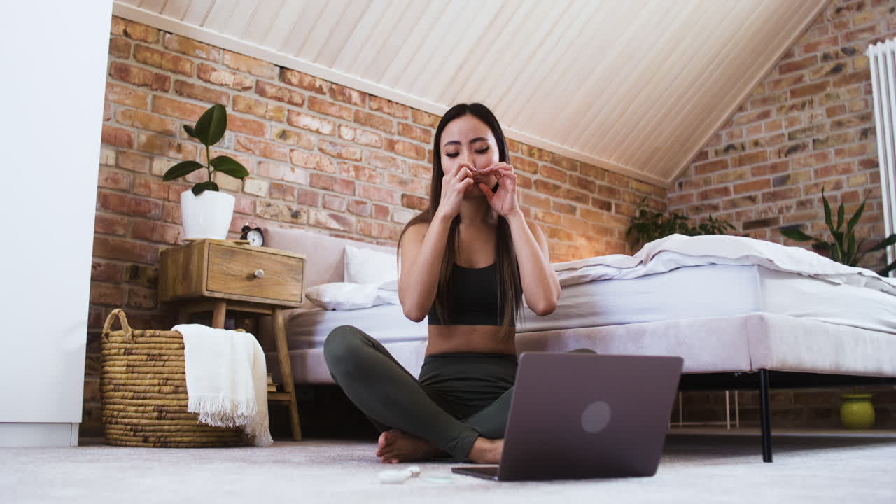 mujer en el dormitorio