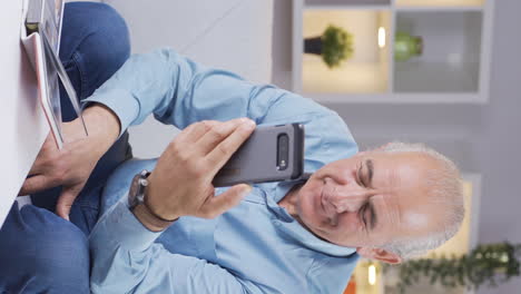 video vertical de video chat con la familia.