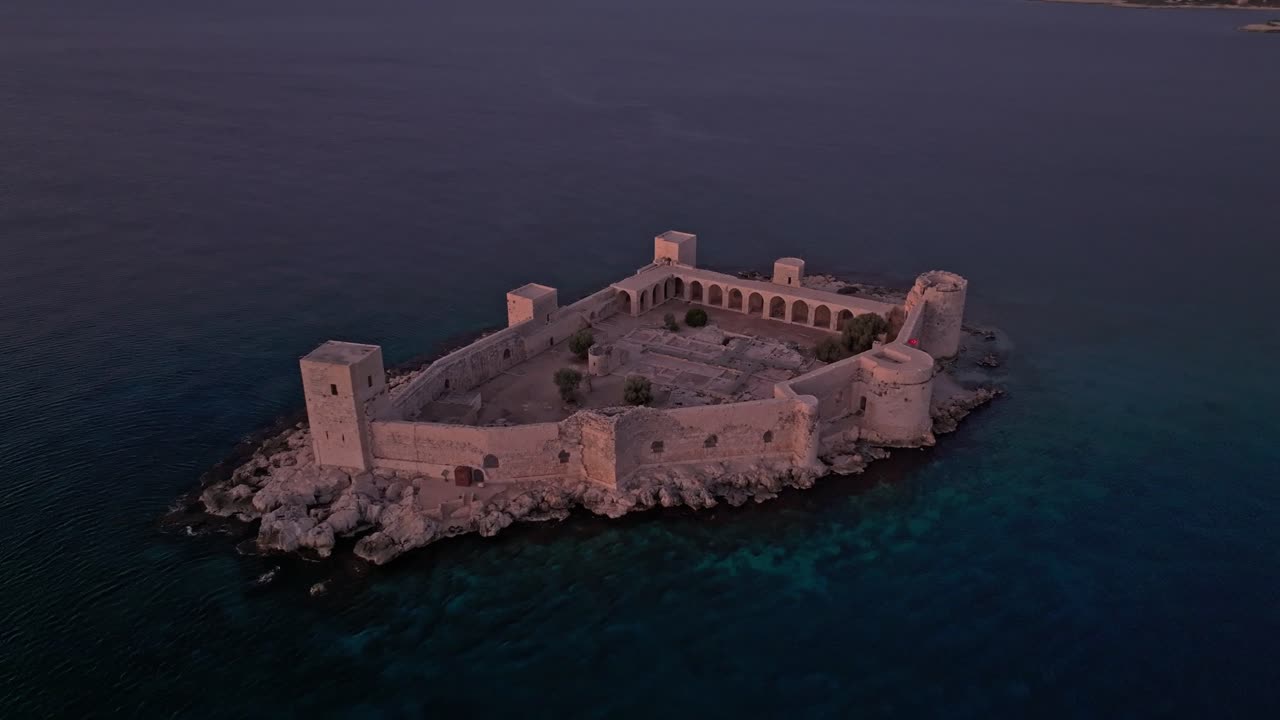 Daggryutsikt av Jomfrufestningen over det rolige Middelhavet