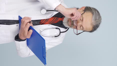 vídeo vertical de un viejo médico con fatiga ocupacional.