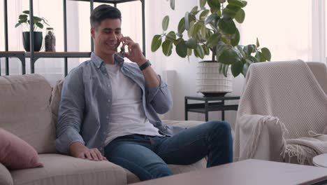hombre hablando por teléfono en casa