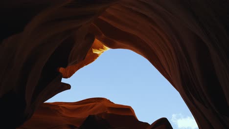 Cañón-Del-Antílope-En-Arizona,-Movimiento-De-Cámara-En-Hermosas-Y-Suaves-Paredes-De-Arenisca-Roja