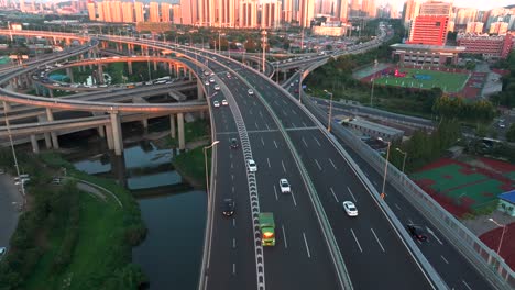 In-the-evening,-many-vehicles-are-driving-on-urban-roads,-with-busy-urban-traffic