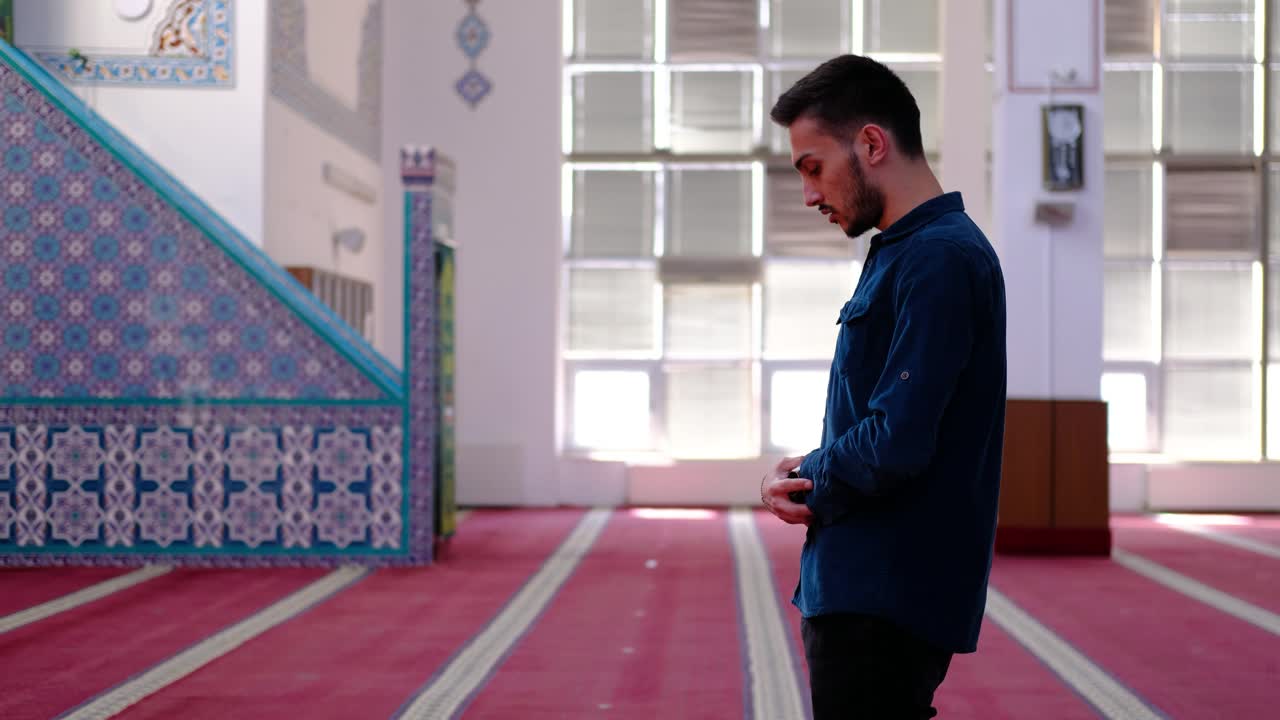 성원이나 모스크에서 기도하는 무슬림