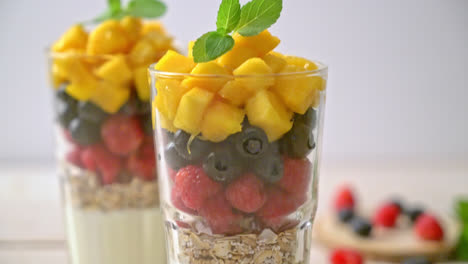 Mango-Casero,-Frambuesa-Y-Arándano-Con-Yogur-Y-Granola---Estilo-De-Comida-Saludable