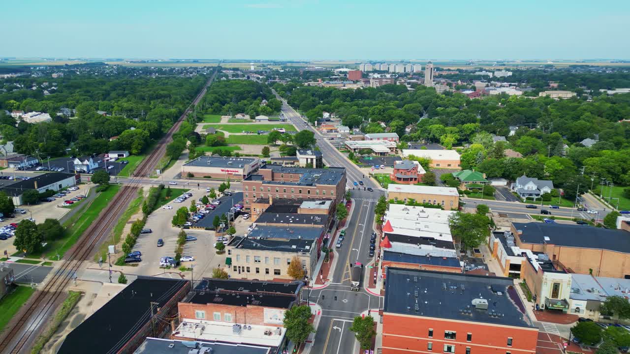 Un'impressionante ripresa aerea cattura la vivace area del centro di DeKalb, Illinois, in una luminosa giornata di sole