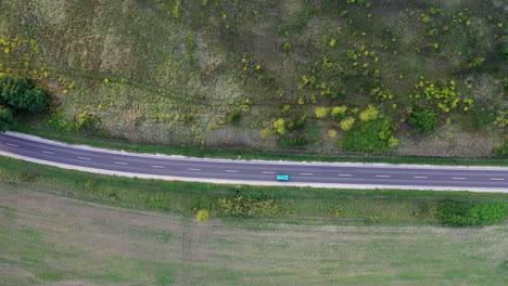 Volando-Sobre-Un-Camino-Sinuoso-En-El-Bosque-Con-árboles-A-Ambos-Lados-En-Primavera