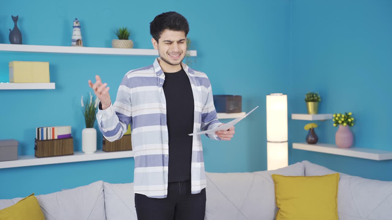 젊은이가 얘기하고 연습하고 있어요.